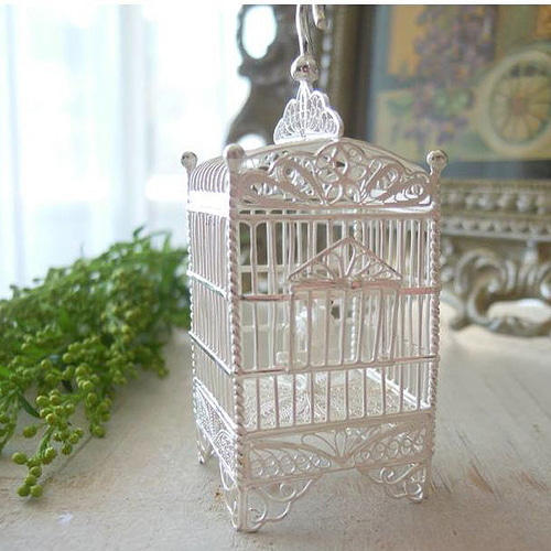 小鳥の彫刻が中に入った美しい鳥かご。眺めて楽しむ置物 (oki-cage1