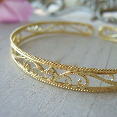 アンティーク風細めのアラベスクバングルキュービックジルコニア一粒石付き ゴールド (b-04batu-g)