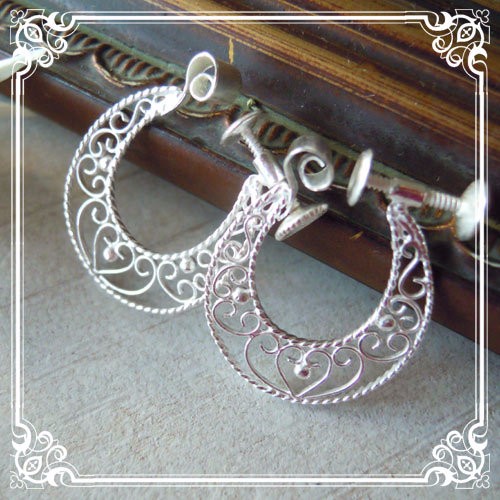 フレンチアンティーク風透かし細工のフープイヤリング シルバー(e-02-si)