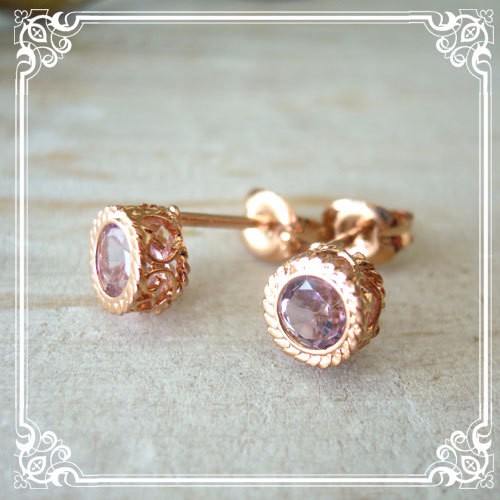 サイドの細工が美しい一粒石ピアス・2月誕生石アメジスト ゴールド (p-fil32-02g)