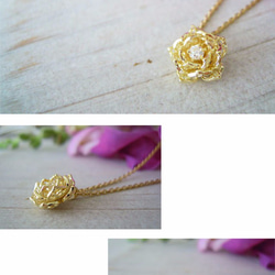 蓮の花を美しい透かしの細工で表現してCZ一粒石を入れた小さめトップのネックレス ゴールド (n-ch61p-g) 2枚目の画像