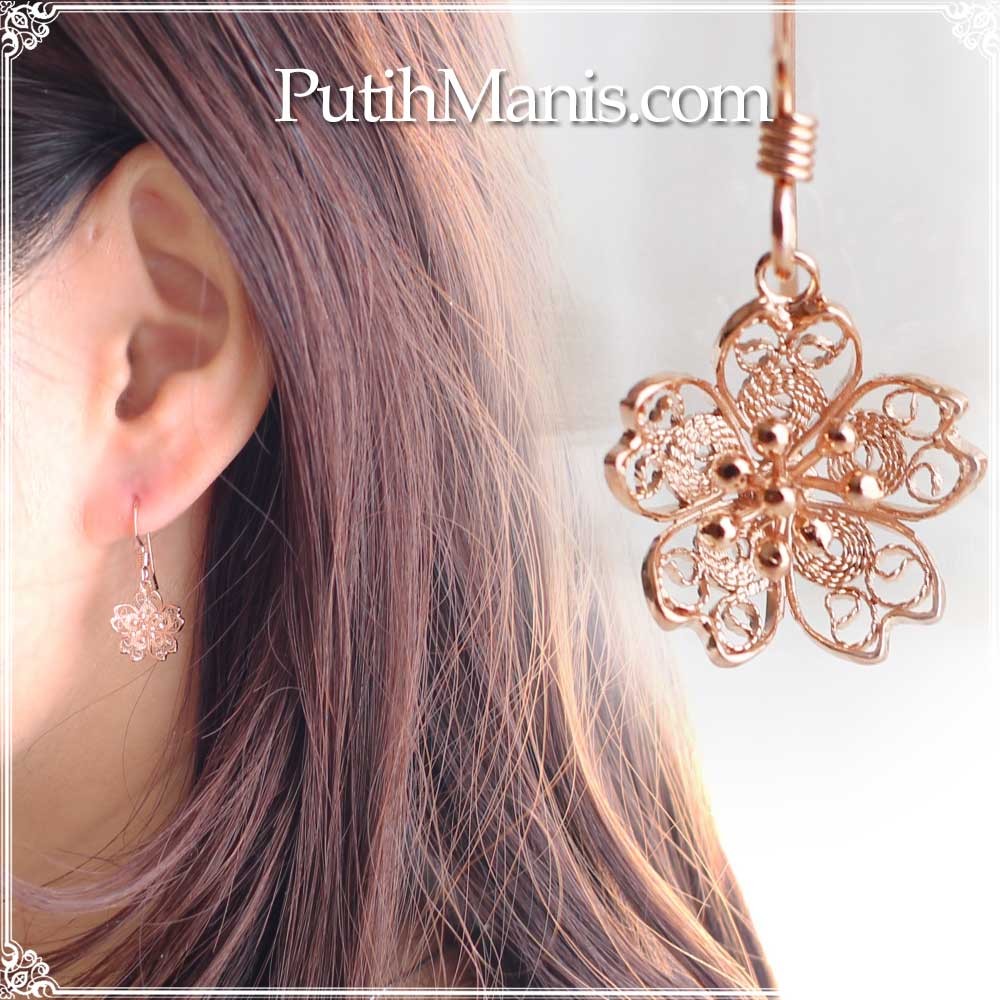 桜のゴールドチャームのピアス・K24GPK18GP【ニッケルフリー加工】 [ch51A-g-pa]