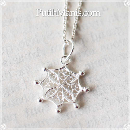 pandora チャーム　雪の結晶　新商品　シルバー Snowflake Snowglobe Dangle Charm
