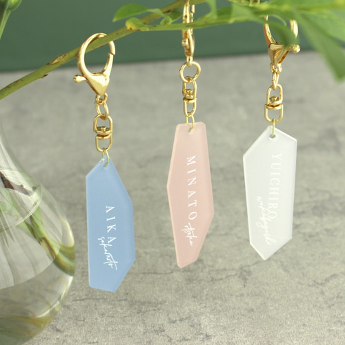 プチギフトや席札にも！人気の名入れアクリルキーホルダー