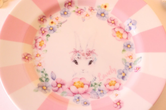 もふもふうさぎ☆お花に包まれた春色うさぎの１９㎝プレート「ポーセラーツ」 3枚目の画像