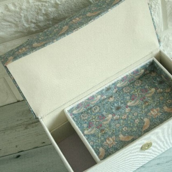 リバティ ストロベリーシーフ 2段 道具箱　裁縫箱 ソーイングボックス 　アクセサリーボックス 3枚目の画像