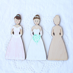 木製花嫁ケーキトッパー＊ふんわりプリンセスドレスのオリジナルペイント仕上げ 3枚目の画像