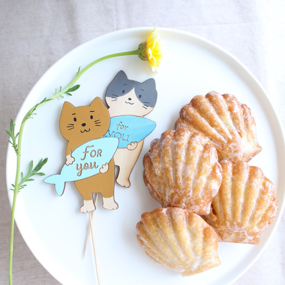 ネコのプレゼント『For you』木製ケーキトッパー(ハチワレ) 2枚目の画像
