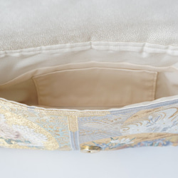 [Rinpa 的四個季節圖案金色絲帶翻拍 2Way 手拿包和手提包] 用於婚禮、派對和電話。 第6張的照片
