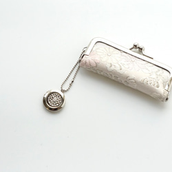 [銀色淺粉紅色小花真絲Obi密封盒] Gamaguchi，obi重製。用於結婚禮物和生日。 第1張的照片
