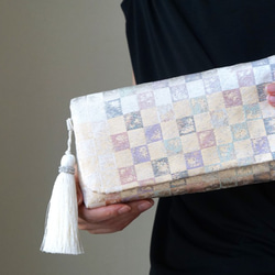 ..高級正絹　袋帯リメイクした手提げバッグ　シルバー　タッセル付き 2539豪華刺繍の袋帯リメイク！春色のタッセル付き正絹テーブル