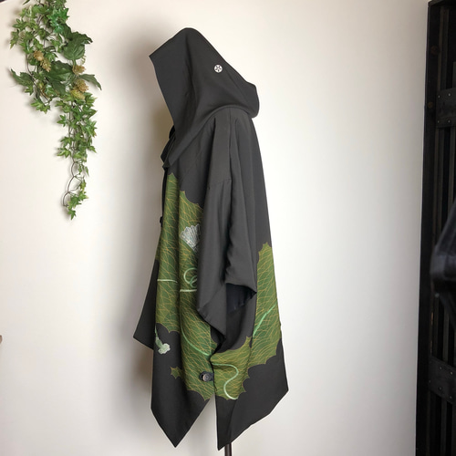 着物リメイク　ケープポンチョ　黒留袖　鶴植物柄　オープンファスナー　男女兼用 着物リメイク ケープポンチョ 黒留袖 鶴植物柄 オープン