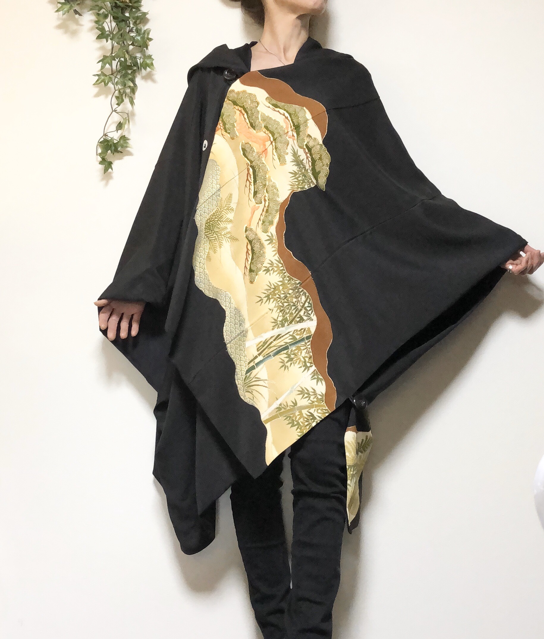 着物リメイク　ケープポンチョ　黒留袖　鶴植物柄　オープンファスナー　男女兼用