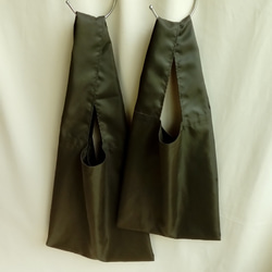ポリエステルサテンのレジ袋型 肩がけバッグ Lサイズ　ダークカーキ 10枚目の画像