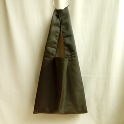 ポリエステルサテンのレジ袋型 肩がけバッグ Lサイズ　ダークカーキ 3枚目の画像