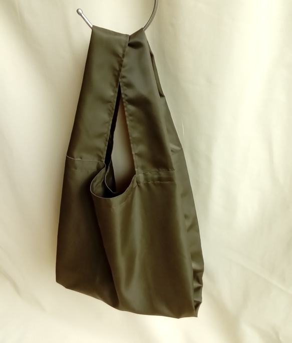 ポリエステルサテンのレジ袋型バッグ  Mサイズ　ダークカーキ 2枚目の画像
