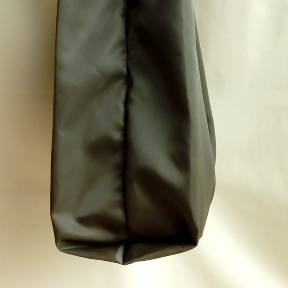 ポリエステルサテンのレジ袋型バッグ  Mサイズ　ダークカーキ 3枚目の画像