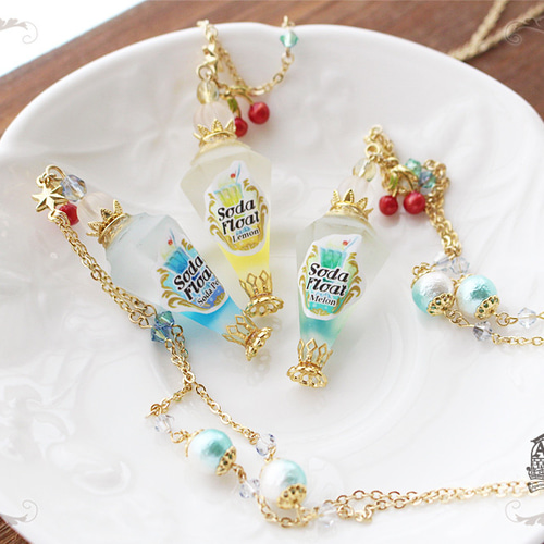 クリームソーダの香水瓶のペンダント ネックレス・ペンダント