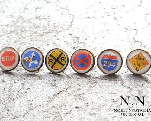 ダイヤモンド形状ピンバッジ (A SUIVRE) ヴィンテージ 1_8a90b8aa2d829cb2c968648809fc