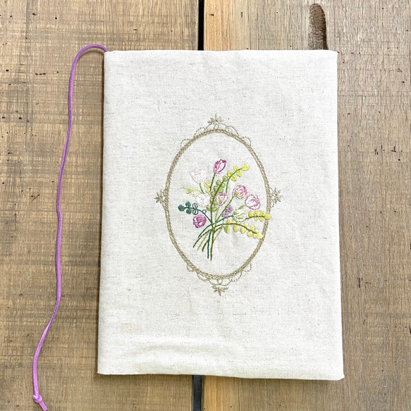 チューリップの花束の刺繍　ブックカバー 1枚目の画像