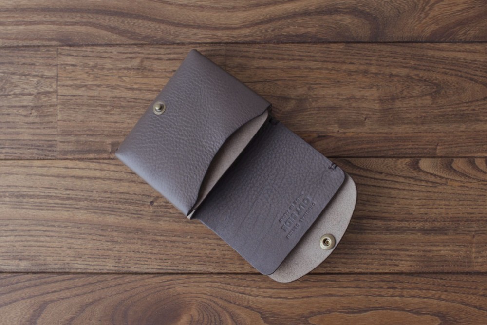 イタリア製牛革の二つ折り財布 １／ グレー※受注製作