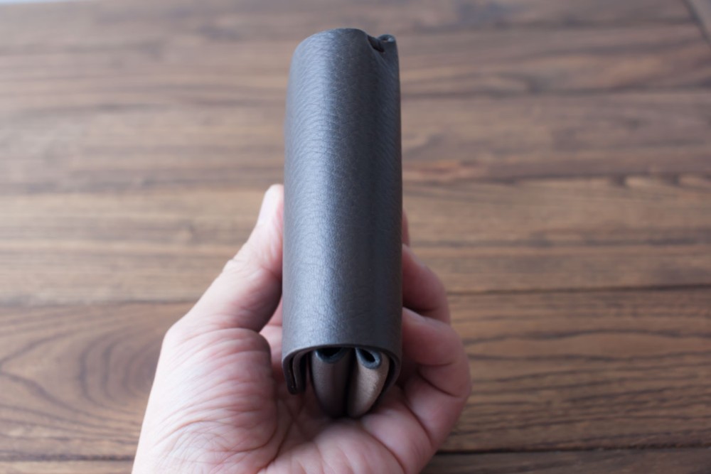 イタリア製牛革の二つ折り財布 １／ グレー※受注製作