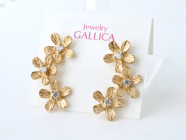 Petit fluer pierce ( three T/gold plating)