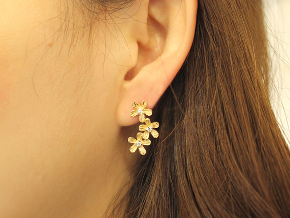 Petit fluer pierce ( three T/gold plating) 第4張的照片