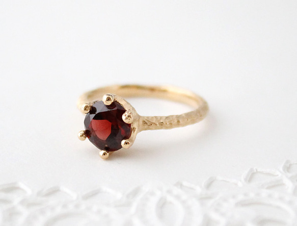 Garnet milk crown ring / gold plating 第2張的照片