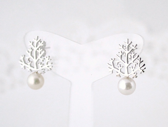 モミの木とパールのピアス (rhodium plating)