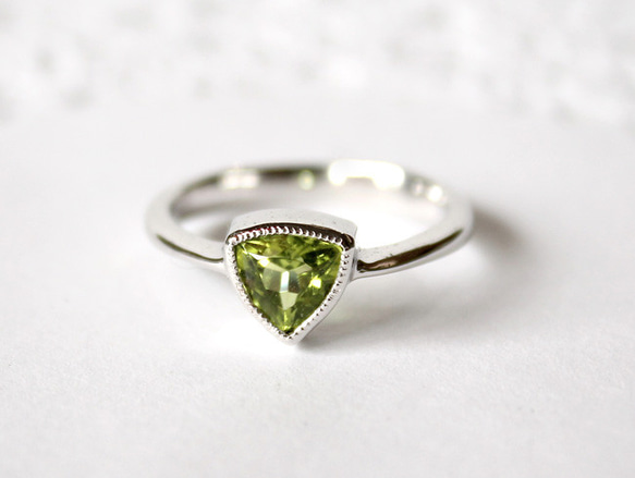 Peridot ring〈trilliant cut〉 / rhodium plating 第2張的照片