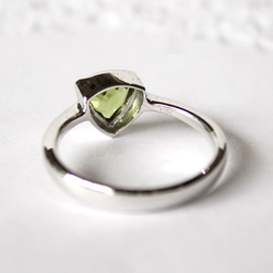 Peridot ring〈trilliant cut〉 / rhodium plating 第3張的照片