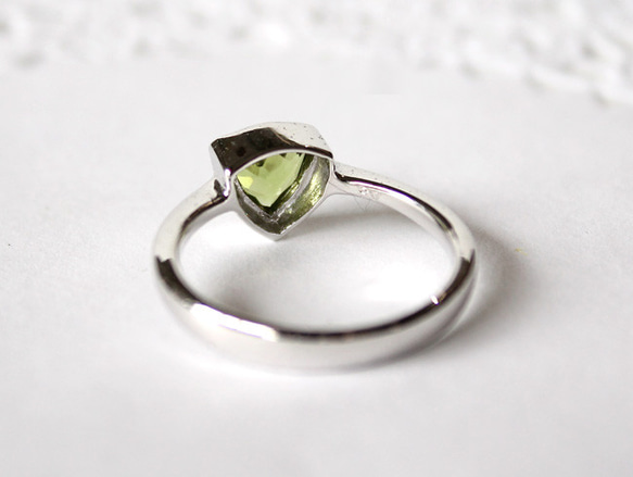 Peridot ring〈trilliant cut〉 / rhodium plating 第3張的照片