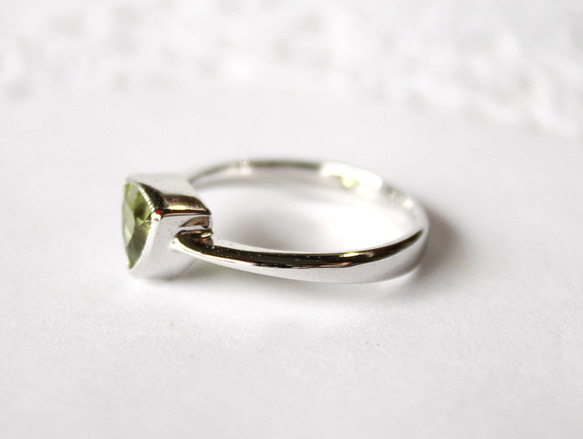 Peridot ring〈trilliant cut〉 / rhodium plating 第4張的照片