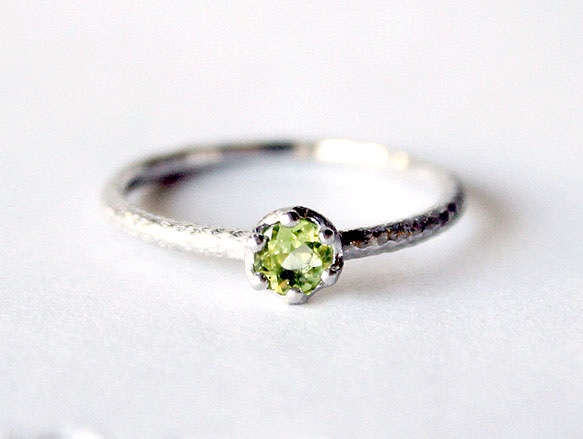 round cut peridot ring [4mm](rhodium plating)