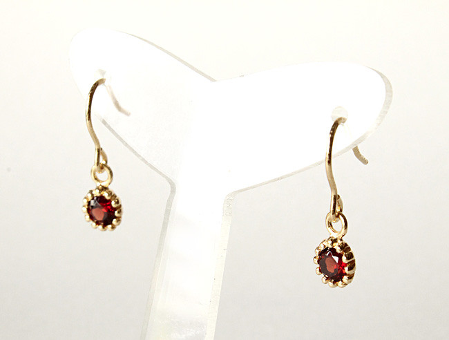 Garnet  pierce (gold plating)【受注製作】