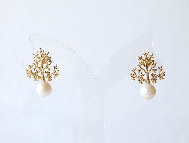 モミの木とパールのピアス(ゴールドカラー)