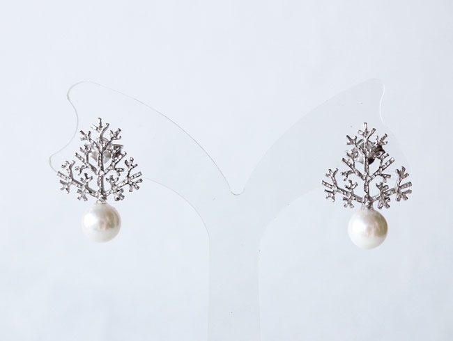 モミの木とパールのピアス B (rhodium plating)