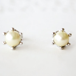 Pearl milk crown pierce / rhodium plating 第1張的照片