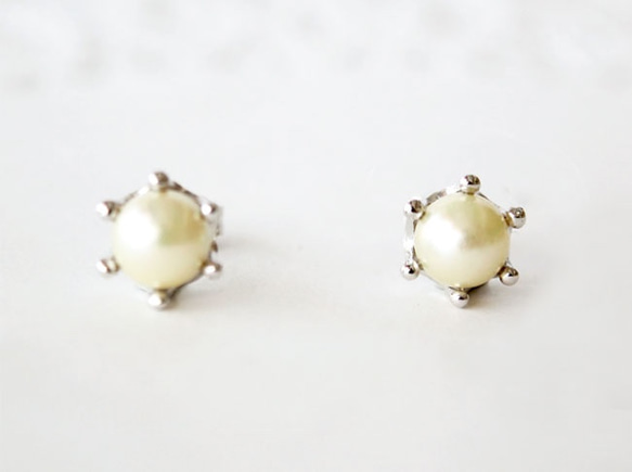 Pearl milk crown pierce / rhodium plating 第1張的照片