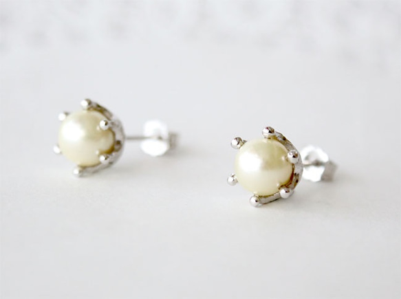 Pearl milk crown pierce / rhodium plating 第2張的照片