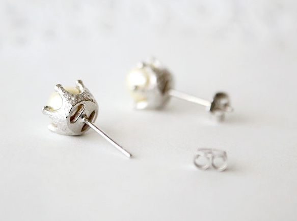 Pearl milk crown pierce / rhodium plating 第3張的照片