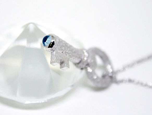 Bluetopaz cabochon key necklace (rhodium plating) 第2張的照片