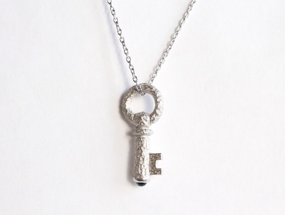 Bluetopaz cabochon key necklace (rhodium plating) 第3張的照片