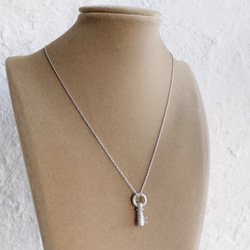 Bluetopaz cabochon key necklace (rhodium plating) 第4張的照片