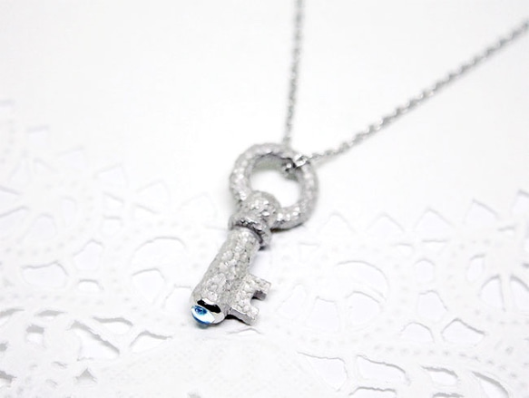 Bluetopaz cabochon key necklace (rhodium plating) 第7張的照片