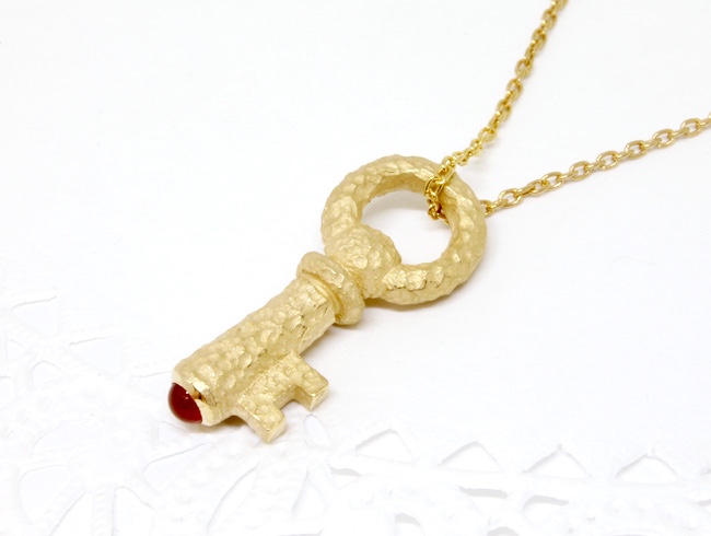 カーネリアン・キーネックレス（ゴールドカラー）