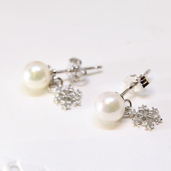 pearl with snow crystal pierce 第2張的照片
