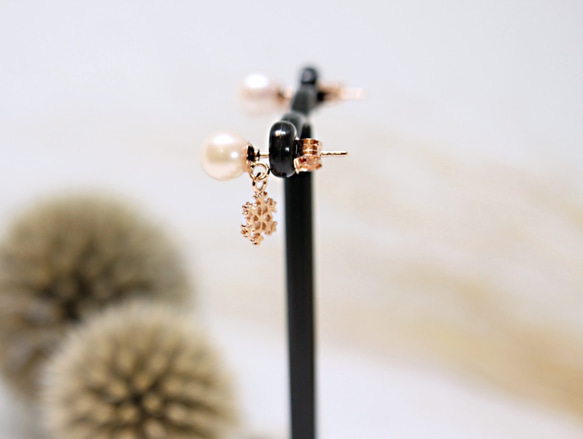 pearl with snow crystal pierce (pink gold plating) 第5張的照片