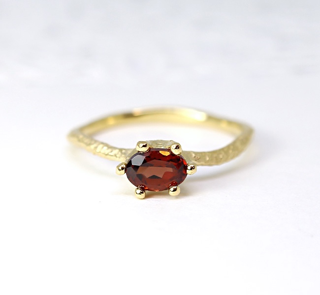 Wave ring /garnet (gold plating)